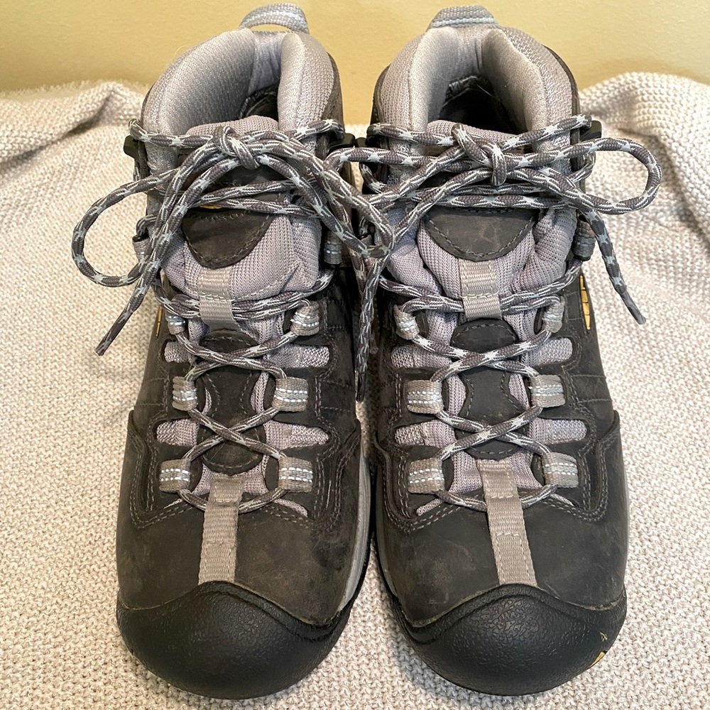 Keen Women’s Hiking Boots  ASTM F2892-11 Size 7.5